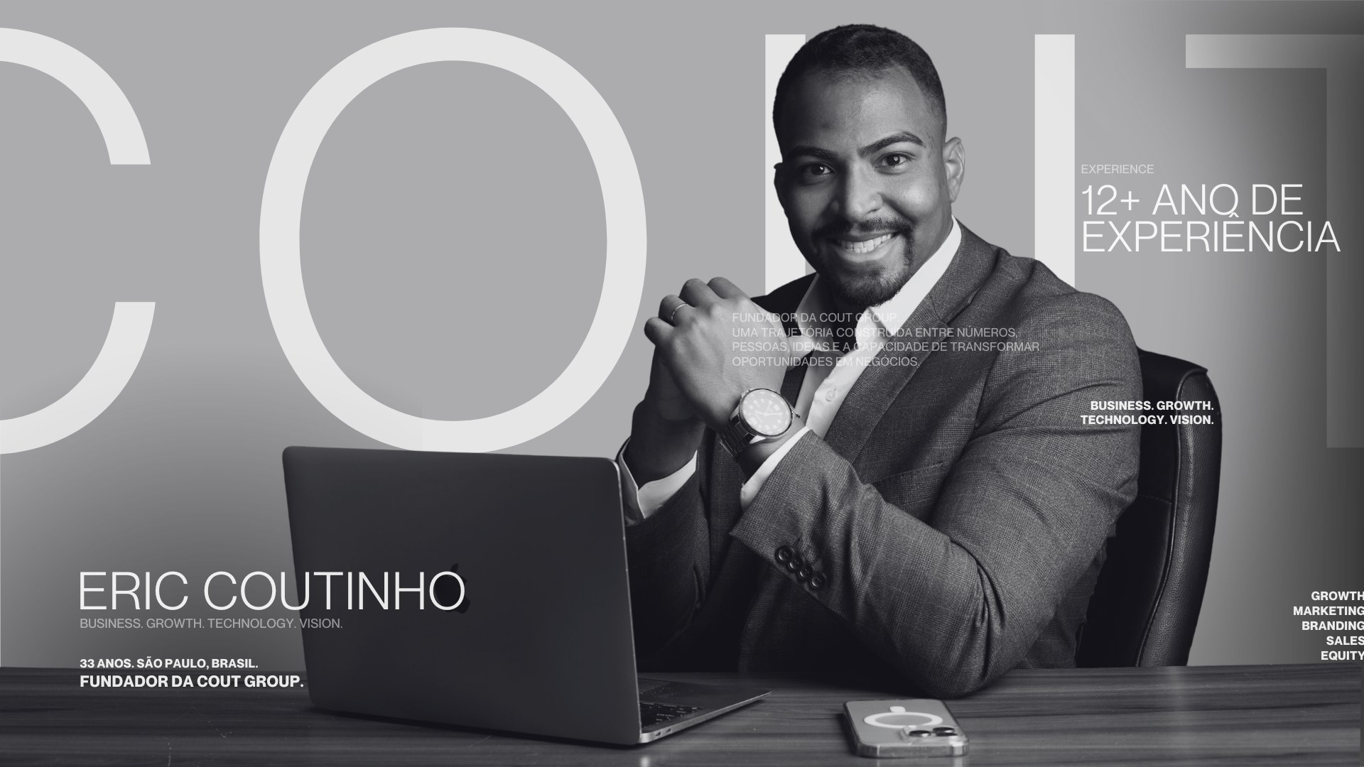 Eric Coutinho, de terno, sentado à mesa com notebook. 12+ anos de experiência. Business. Growth. Technology. Vision. 33 anos, São Paulo, Brasil. Fundador da COUT Group.