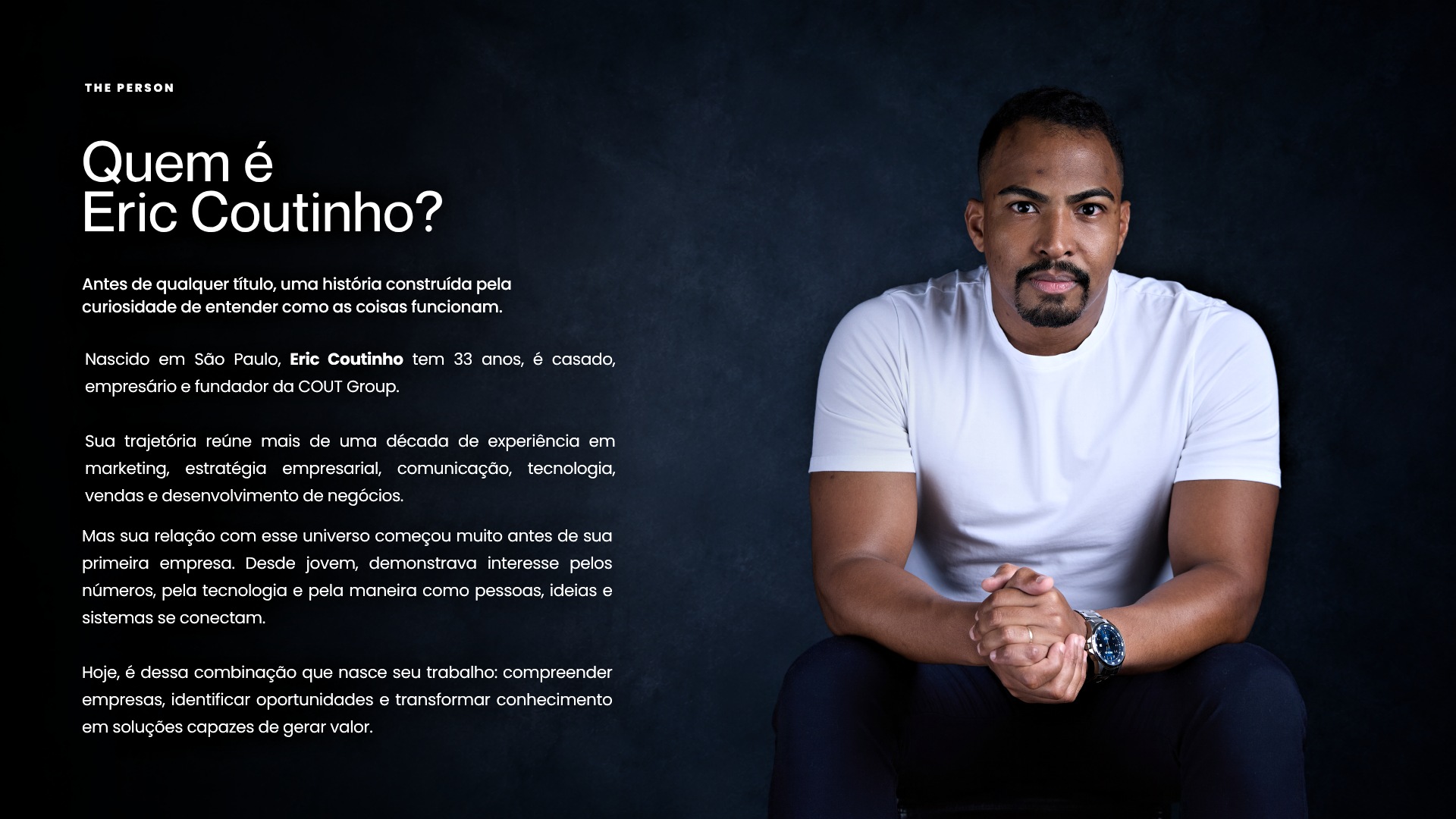 The Person — Quem é Eric Coutinho? Texto à esquerda e um retrato dele de camiseta branca à direita.
